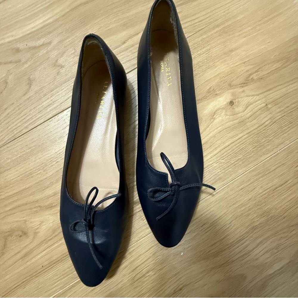 LIKE NEW ITALIAN DESIGNER Altariva Navy Blue Leather Flats with ribbon
